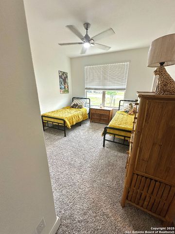 120 Willow Oak Trl, Floresville, TX 78114