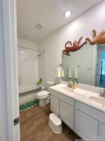 120 Willow Oak Trl, Floresville, TX 78114