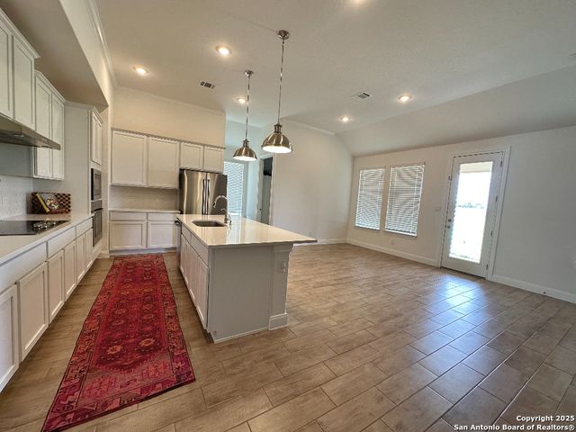 120 Willow Oak Trl, Floresville, TX 78114