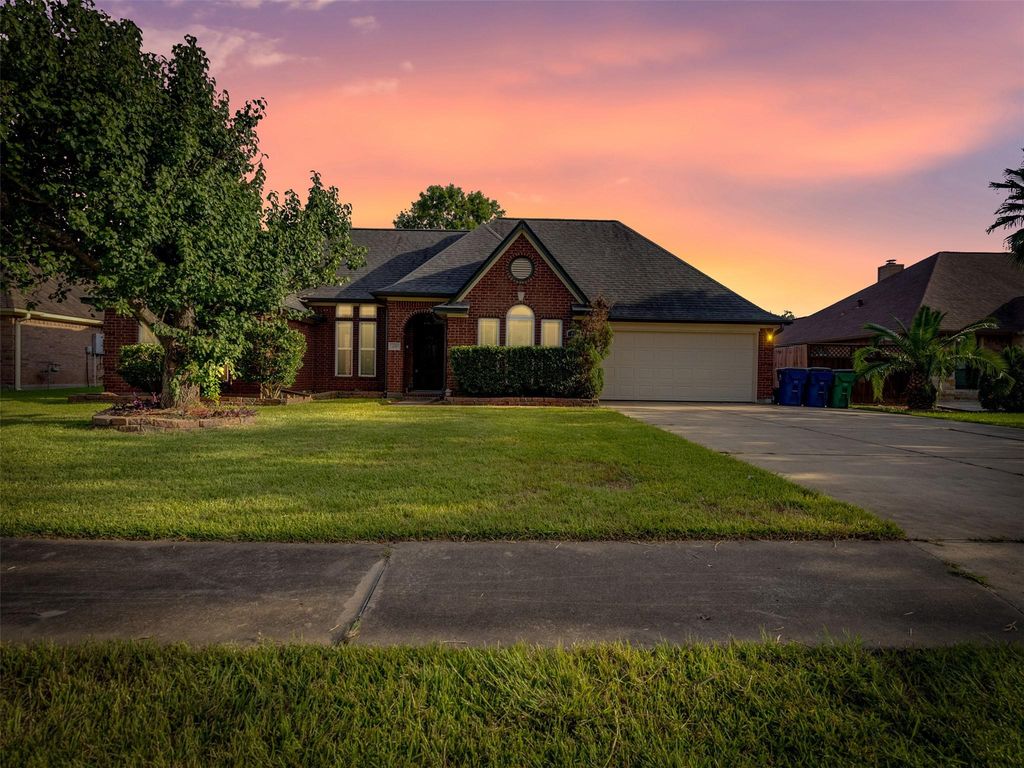 114 Audubon Woods Drive, Richwood, TX 77531