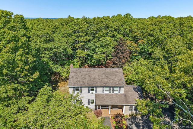 4 Wooded Lane, Hampton Bays, NY 11946