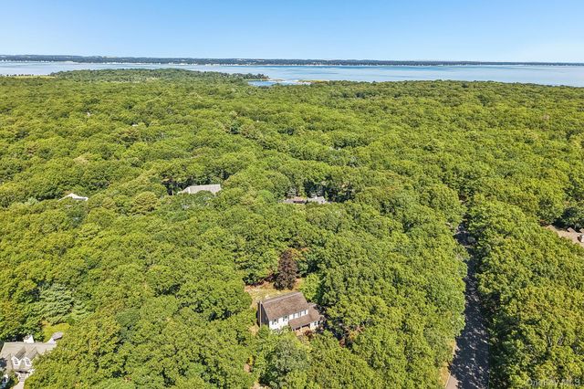 4 Wooded Lane, Hampton Bays, NY 11946
