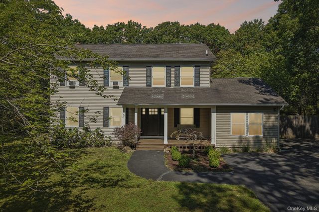 4 Wooded Lane, Hampton Bays, NY 11946