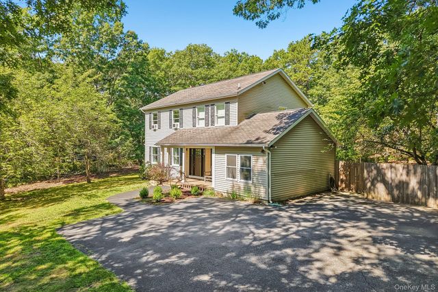 4 Wooded Lane, Hampton Bays, NY 11946