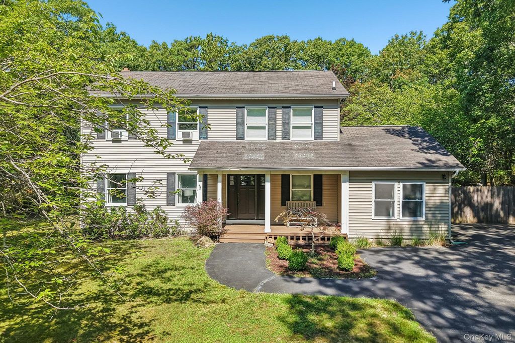 4 Wooded Lane, Hampton Bays, NY 11946