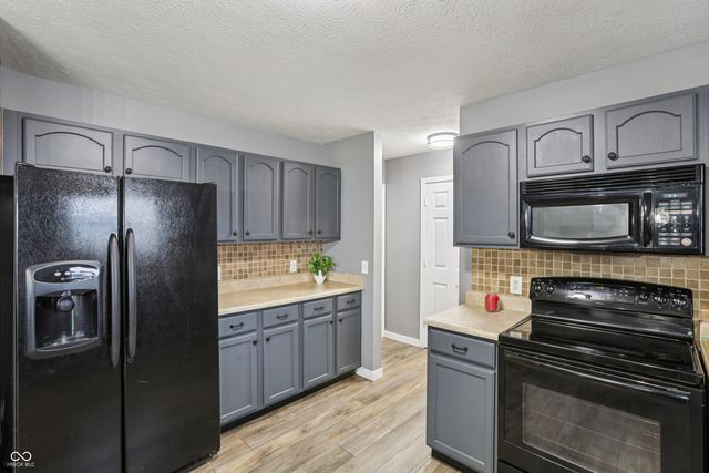 2277 S Briarwood Drive, New Palestine, IN 46163