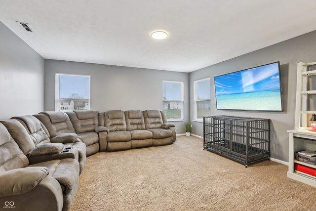 2277 S Briarwood Drive, New Palestine, IN 46163