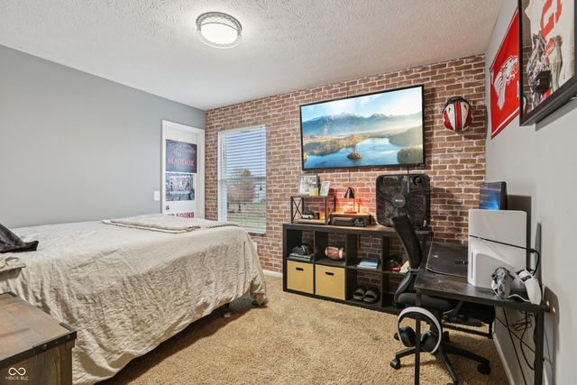 2277 S Briarwood Drive, New Palestine, IN 46163