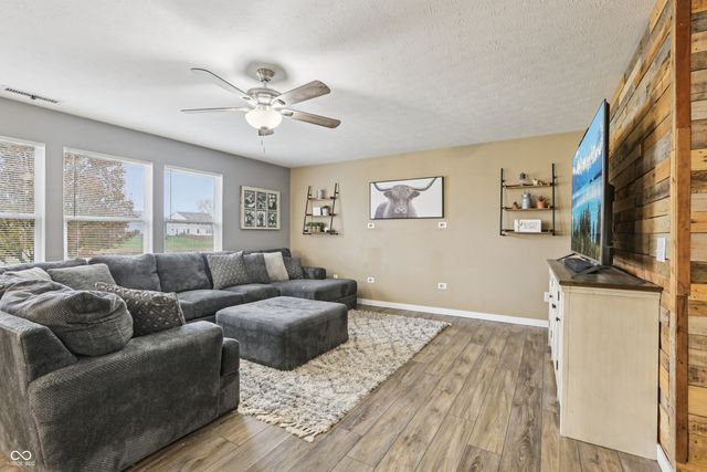 2277 S Briarwood Drive, New Palestine, IN 46163