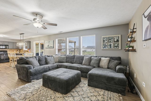 2277 S Briarwood Drive, New Palestine, IN 46163