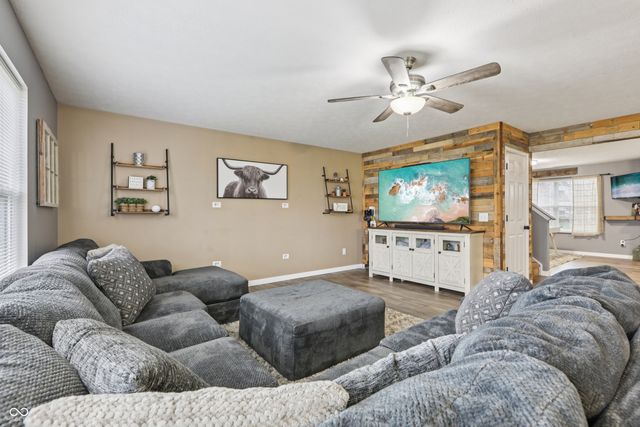 2277 S Briarwood Drive, New Palestine, IN 46163