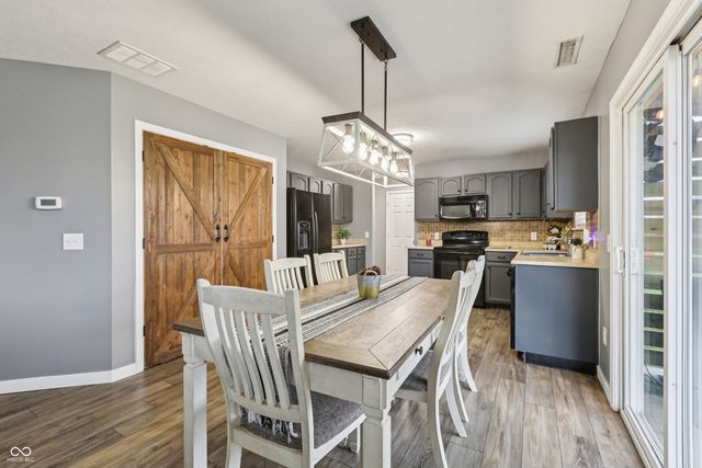 2277 S Briarwood Drive, New Palestine, IN 46163