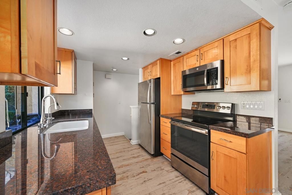 Image 18 of property listing at 1680 N Coast Highway 101 30, Encinitas, CA 92024