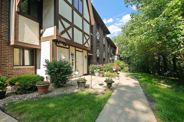 8425 W 95th Street 27, Hickory Hills, IL 60457