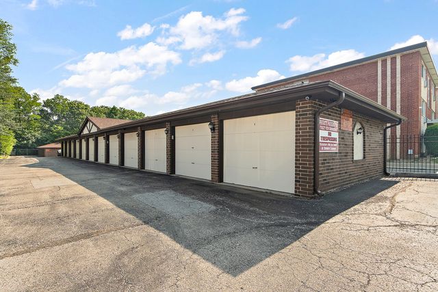 8425 W 95th Street 27, Hickory Hills, IL 60457
