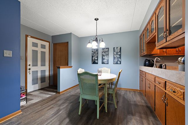 8425 W 95th Street 27, Hickory Hills, IL 60457