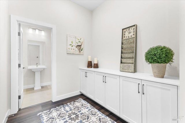 7301 Willowglen Dr, Rohnert Park, CA 94928