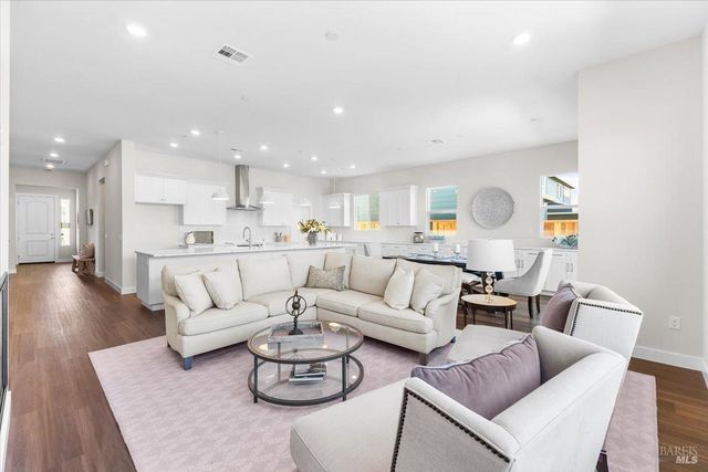 7301 Willowglen Dr, Rohnert Park, CA 94928