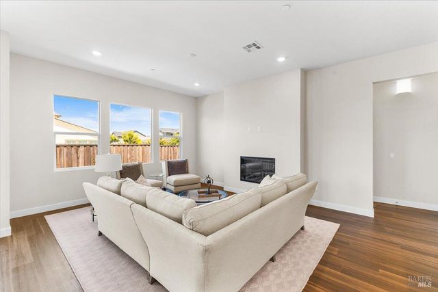 7301 Willowglen Dr, Rohnert Park, CA 94928