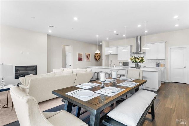 7301 Willowglen Dr, Rohnert Park, CA 94928