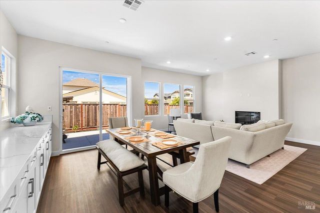 7301 Willowglen Dr, Rohnert Park, CA 94928