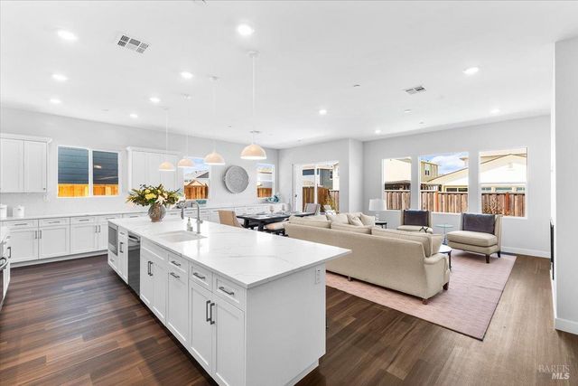 7301 Willowglen Dr, Rohnert Park, CA 94928