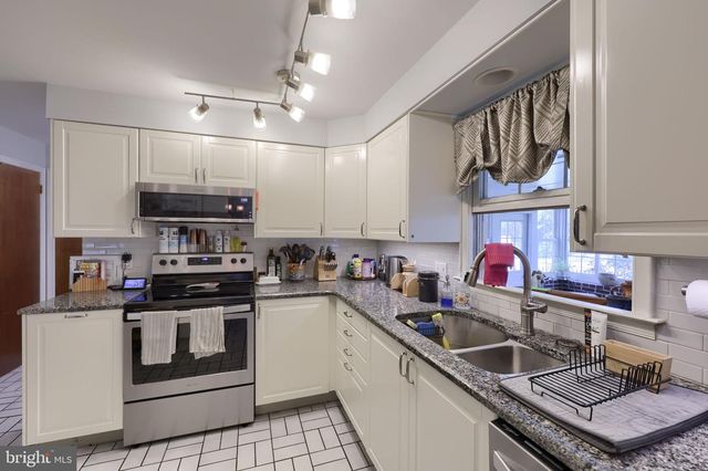 2223 HARMONY HILL DR, Lancaster, PA 17601