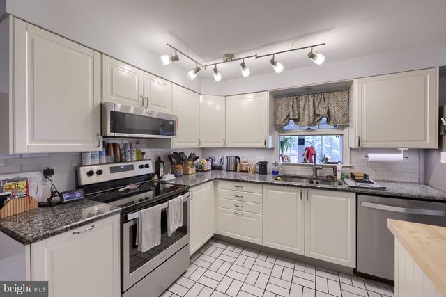 2223 HARMONY HILL DR, Lancaster, PA 17601
