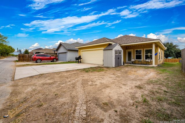 760 Crestview, Floresville, TX 78114