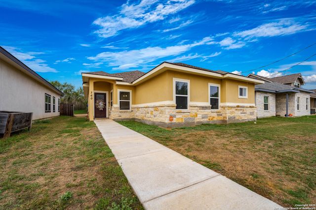 760 Crestview, Floresville, TX 78114