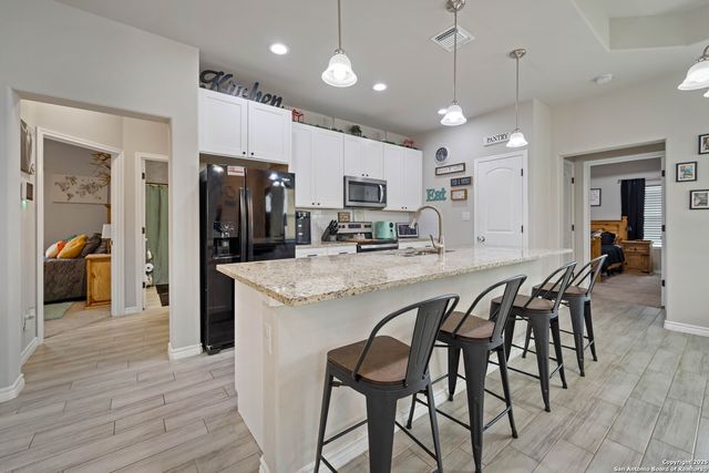 760 Crestview, Floresville, TX 78114