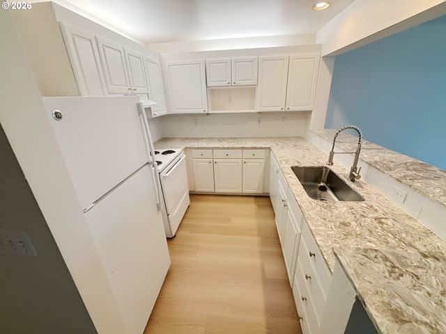 247 N HAYDEN BAY Dr, Portland, OR 97217