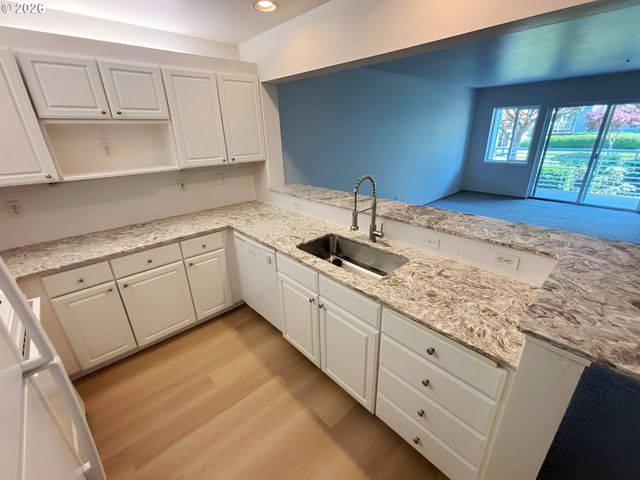 247 N HAYDEN BAY Dr, Portland, OR 97217