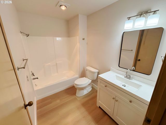 247 N HAYDEN BAY Dr, Portland, OR 97217