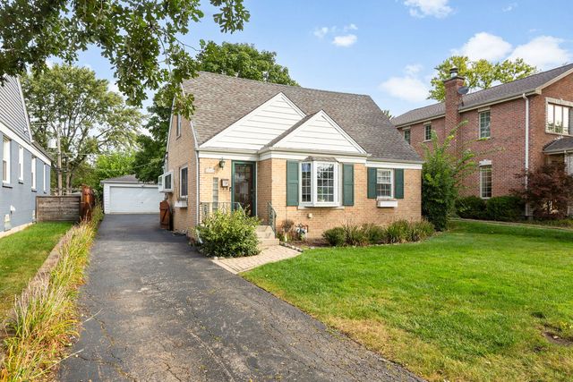 2140 Walnut Court, Glenview, IL 60025