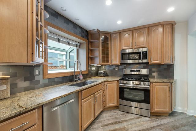 2140 Walnut Court, Glenview, IL 60025