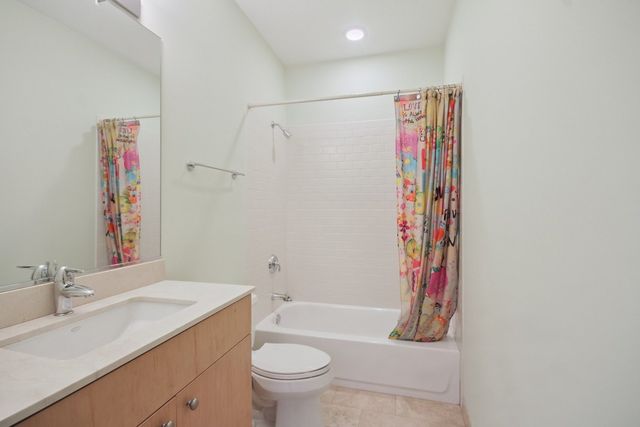 4420 N Clark Street 301, Chicago, IL 60640