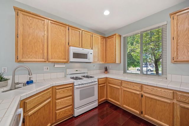 9226 Lucchesi Dr, Sacramento, CA 95829