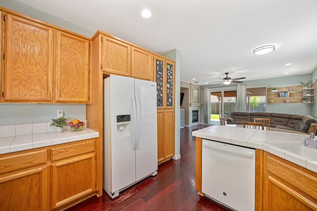 9226 Lucchesi Dr, Sacramento, CA 95829