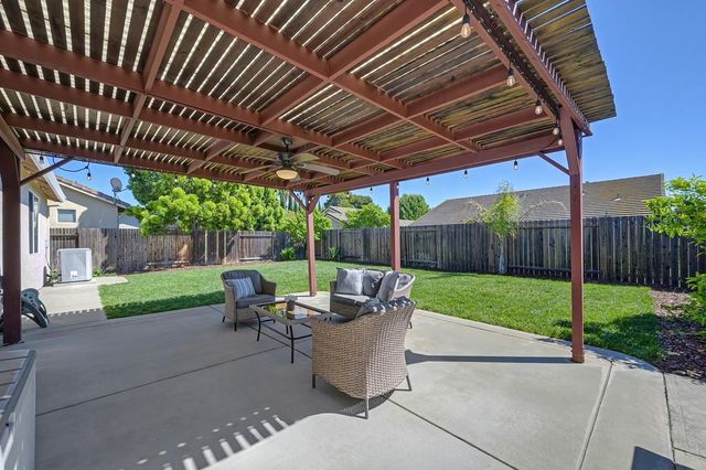 9226 Lucchesi Dr, Sacramento, CA 95829