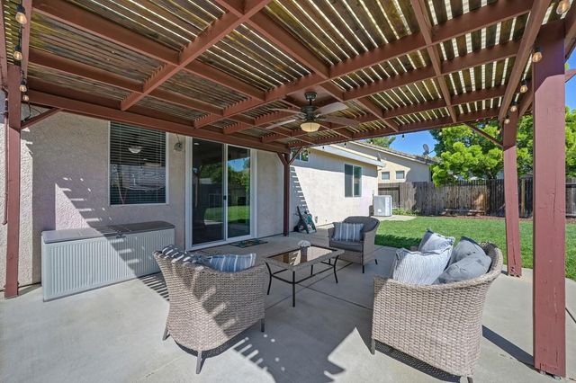 9226 Lucchesi Dr, Sacramento, CA 95829