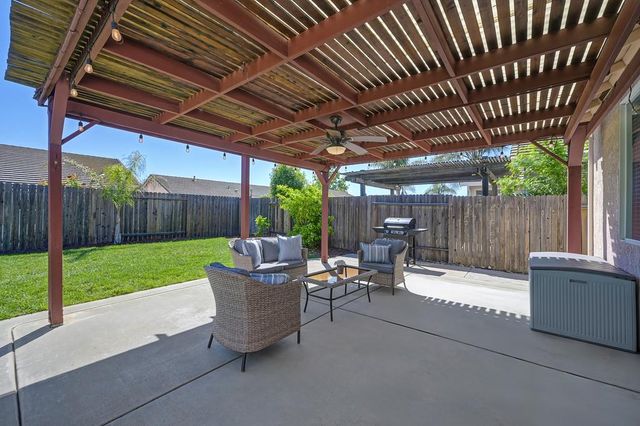 9226 Lucchesi Dr, Sacramento, CA 95829