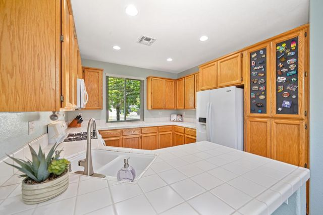 9226 Lucchesi Dr, Sacramento, CA 95829