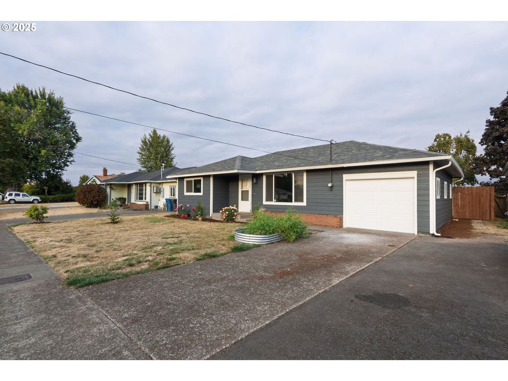 2090 17TH St Ne, Salem, OR 97301