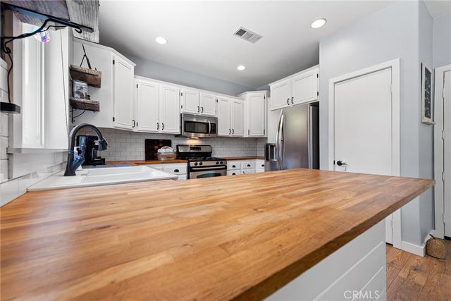 33320 Wallace Way, Yucaipa, CA 92399