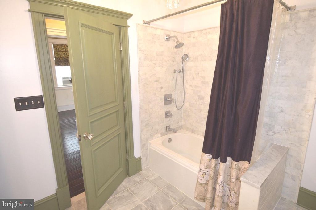 Image 7 of property listing at 7703 CHESTNUT AVE, Baltimore, MD 21234