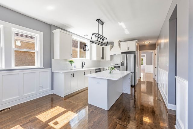 2107 EAST Avenue, Berwyn, IL 60402