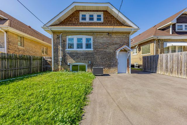 2107 EAST Avenue, Berwyn, IL 60402