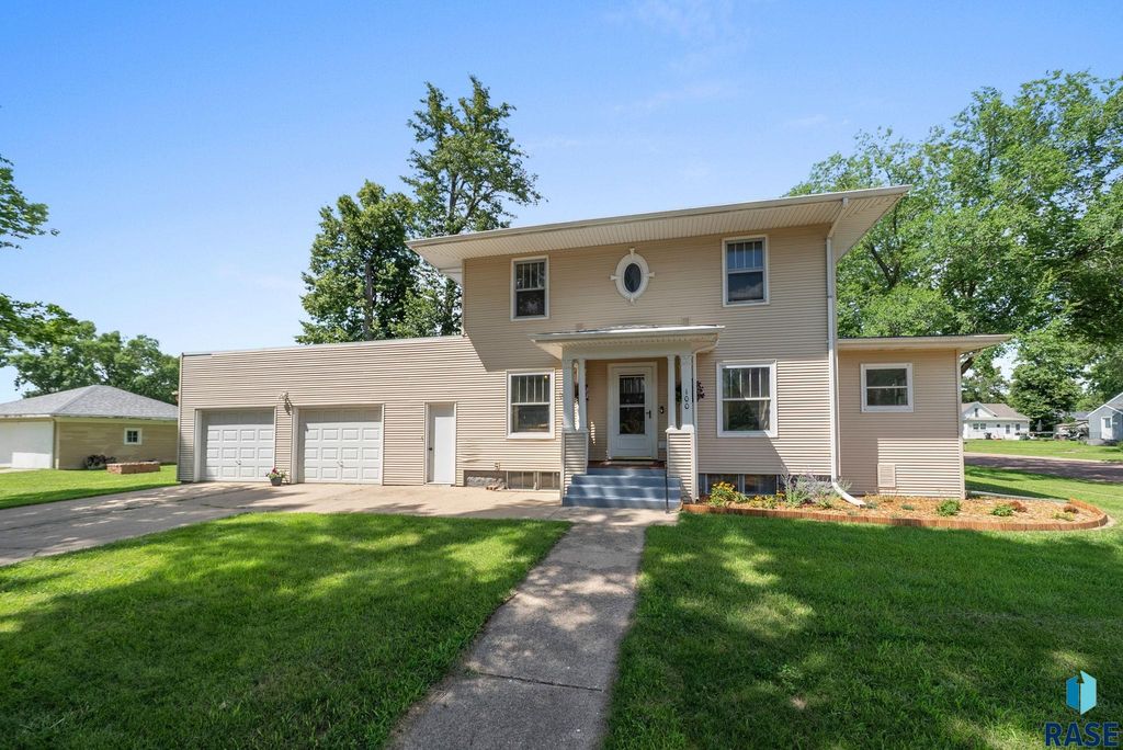 100 W 3rd St, Hartford, SD 57033
