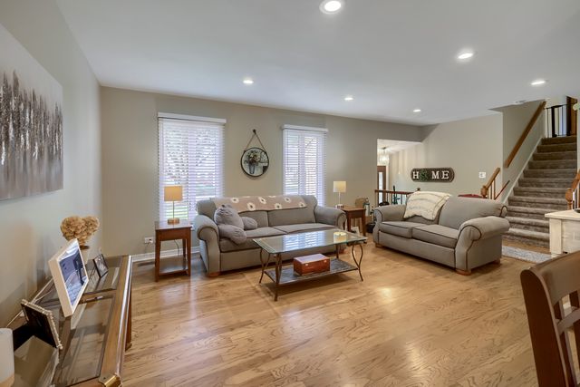 271 Hill Avenue, Bartlett, IL 60103